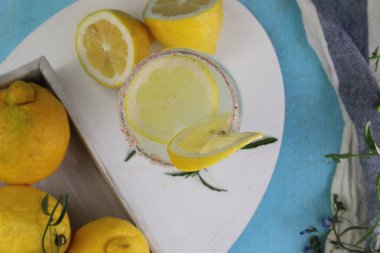 Bir bardak limonlu limonata..