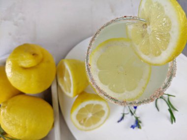 Limonlu bir bardak limonata.