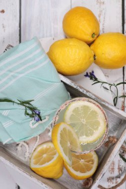 Limonların limonata tepsisindeki en tepeden aşağı görüntüsü.