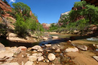 Utah 'taki Zion Ulusal Parkı' nda dağların arasından akan bakire nehir..