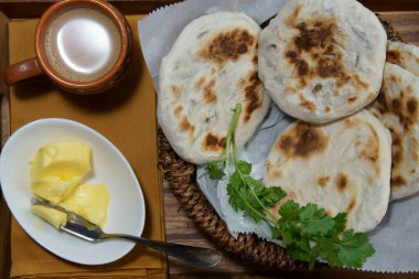 Kahvaltı için bir sepet Baati roti..