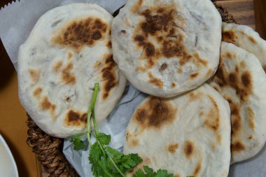 Kahvaltı için bir sepet Baati roti..