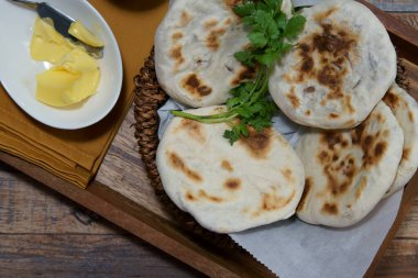 Kahvaltı için bir sepet Baati roti..