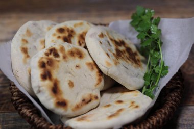 Kahvaltı için bir sepet Baati roti..