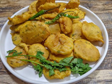 Vegan Aloo Pakora, Aloo Pakoda, Patates Böreği Gram ununa baharatlı ve yağda kızartılmış ince bir dilim patates. Çay zamanı, Hint yemeği..