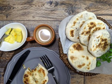 Kahvaltı için bir sepet Baati roti..