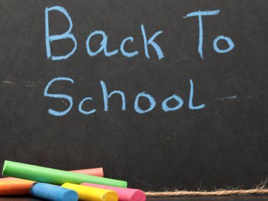 Okul malzemeleriyle birlikte okula dönen bir kurul. Okul konseptine dönelim..