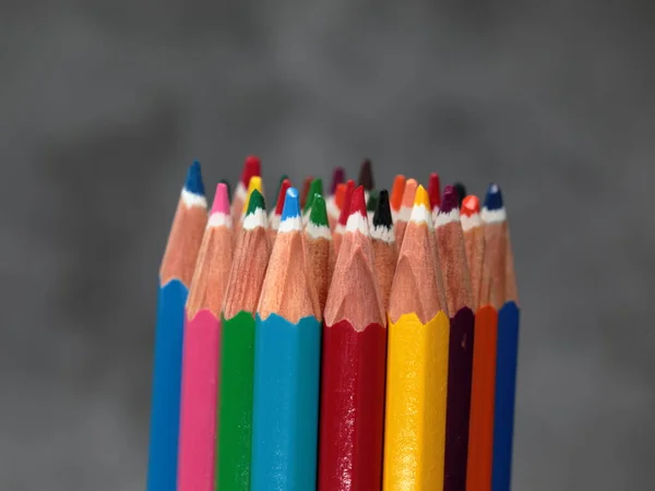 Ein Bündel Buntstifte Mit Defokussiertem Hintergrund — Stockfoto