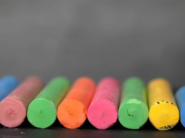 Eine Reihe Bunter Kreiden Auf Grauem Hintergrund — Stockfoto