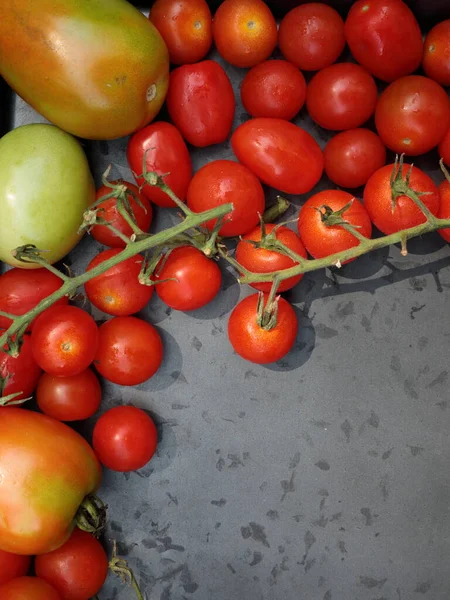 Kerstomaten Met Roma Tomaten Een Grijze Achtergrond Met Kopieerruimte — Stockfoto