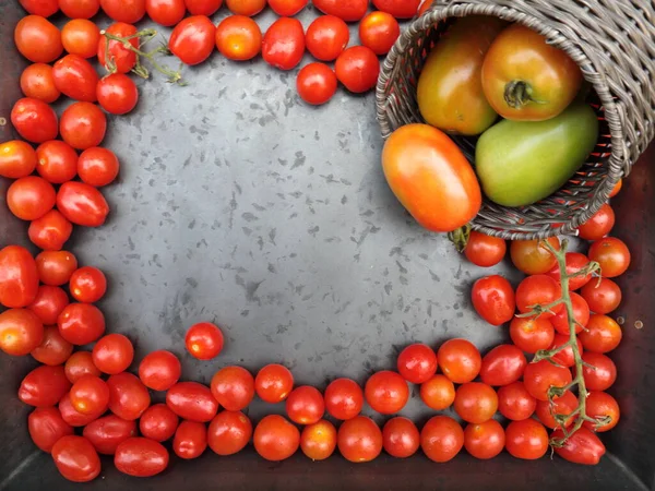 Tomates Cerises Aux Tomates Roma Sur Fond Gris Avec Espace — Photo