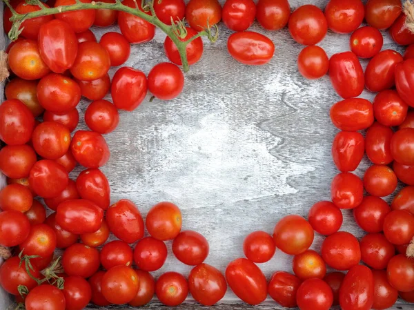 Kirschtomaten Mit Roma Tomaten Auf Einem Hölzernen Weißen Hintergrund Mit — Stockfoto