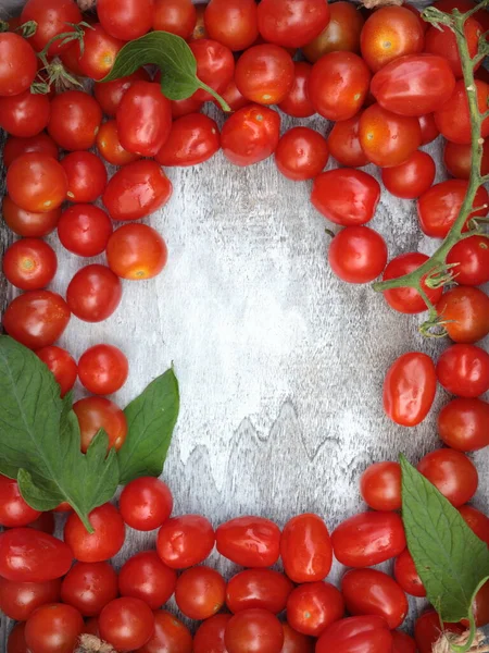 Kerstomaten Met Roma Tomaten Een Houten Witte Achtergrond Met Kopieerruimte — Stockfoto