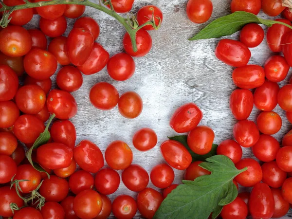Ντομάτες Cherry Ντομάτες Roma Ξύλινο Λευκό Φόντο Χώρο Αντιγραφής — Φωτογραφία Αρχείου