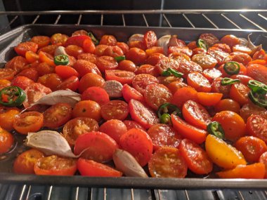 Crostini için fırında kızartılmış kiraz domatesleri