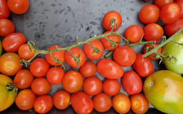 Een Verscheidenheid Aan Zelfgekweekte Rode Tomaten Een Houten Achtergrond Met — Stockfoto