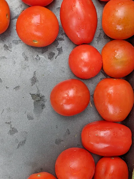 Μια Ποικιλία Από Σπιτικές Κόκκινες Ντομάτες Ξύλινο Φόντο Χώρο Αντιγραφής — Φωτογραφία Αρχείου