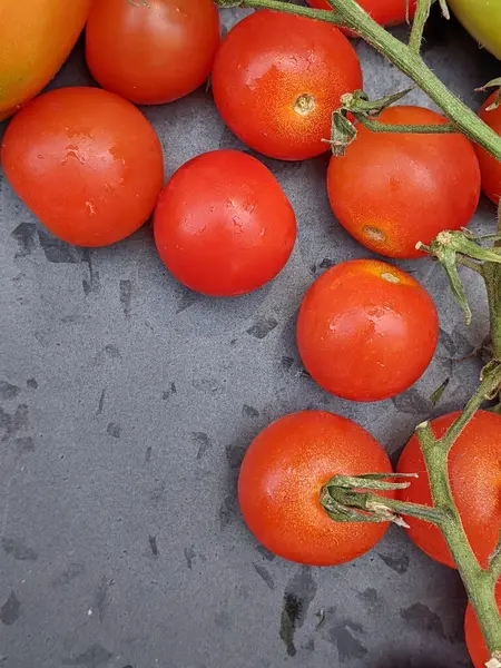 Een Verscheidenheid Aan Zelfgekweekte Rode Tomaten Een Houten Achtergrond Met — Stockfoto