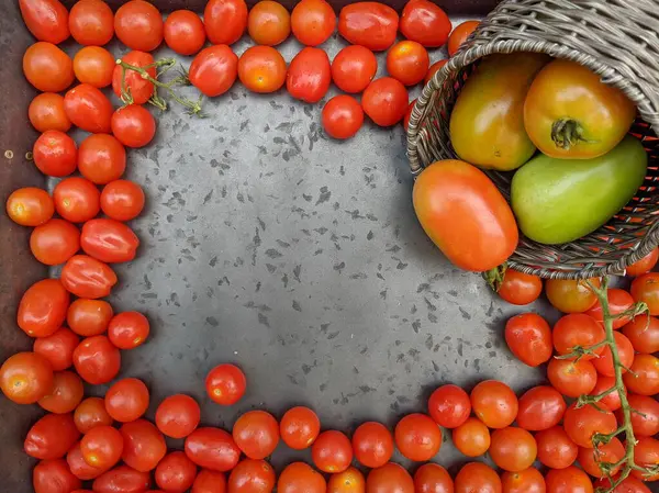 Een Verscheidenheid Aan Zelfgekweekte Rode Tomaten Een Houten Achtergrond Met — Stockfoto