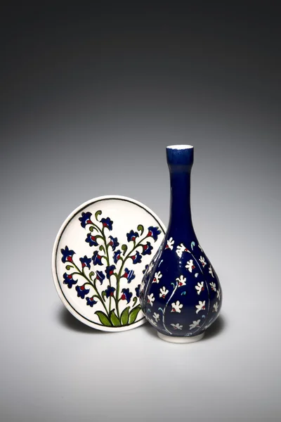 Iznik seramik beyaz bir arka plan üzerinde