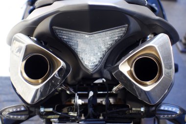 bir motosiklet egzoz boruları atış kapatmak
