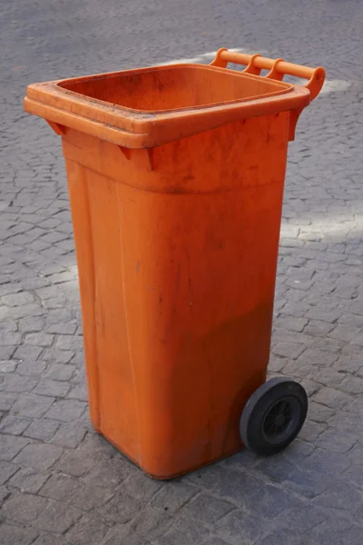 Orangefarbene Plastikmülltonne oder Wheelie-Tonne — Stockfoto