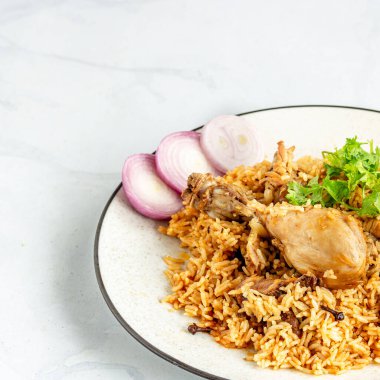 Hint Tavuğu ve Pirinç, Hint usulü Tavuk Pilaf Sqaure Fotoğrafı