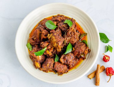 Hint Kuzu Masala / Koyun Masala Soğan, Köri Yaprakları ve Acı Biberlerle süslenmiş Doğrudan Fotoğrafın Üzerinde