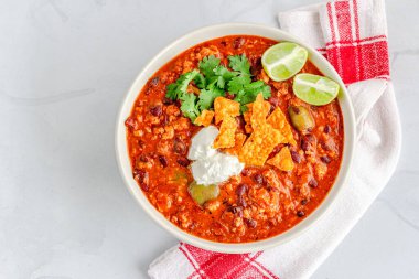 Meksika Chili in a Bowl Top Down Foto, Garnish with Soured Cream, Cilantro and Lemon Above Photo