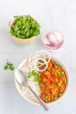 Yeşil bezelyeli Hint Köftesi ve Pirinç Tepesi Aşağıya Dikey Fotoğraf