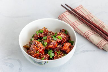 Çin Tatlı ve Ekşi Piliç Çubuklu Bir Kase