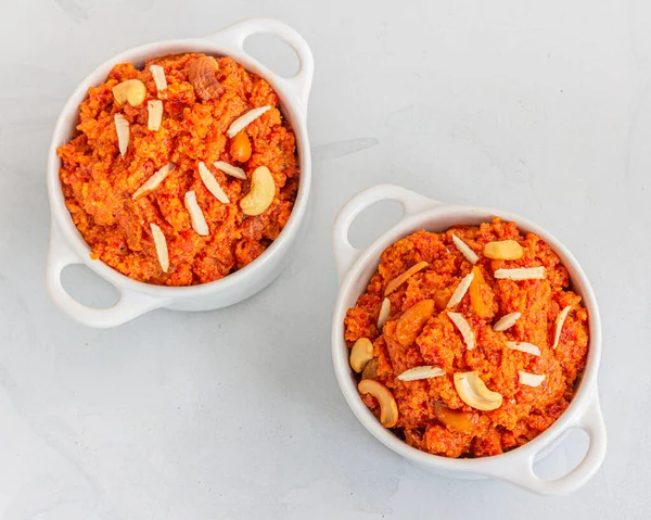 Hint Gajar Ka Halwa, Tatlı Hint Tatlı Pudingi, badem ve kaju ile süslenmiş,