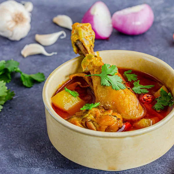 Curry Pollo Estilo Indio Guiso Los Cuencos Adornado Con Cilantro — Foto de Stock