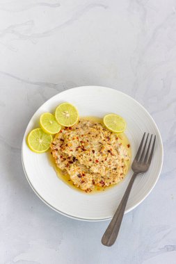 Tereyağlı soslu fırınlanmış balık filetosu. Doğrudan fotoğrafın üstünde.