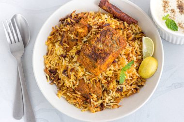 Beyaz Arkaplanda Üstten Aşağıya Fotoğraflı Bir Ot Balığı Biryani