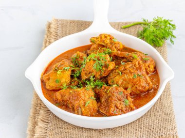 Baharatlı Hint Tavuğu Körili Cilantro ile süslenmiş