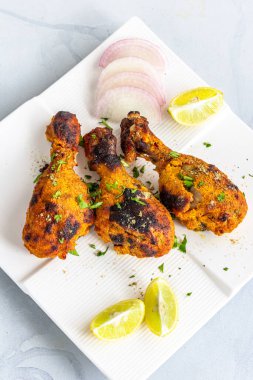 Limonlu ve soğanlı ızgara tavuk budu.