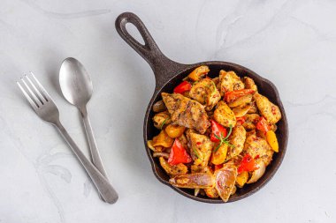 Beyaz Arkaplanda Demir Tavada Fırında Tavuk ve Sebzeler