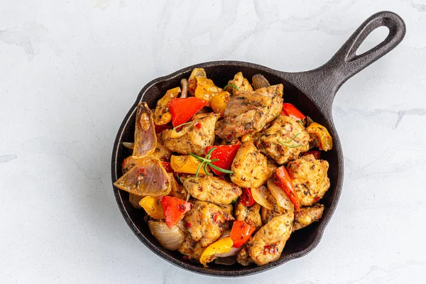 Foto Arriba Hacia Abajo Pollo Horno Verduras Una Sartén Hierro — Foto de Stock