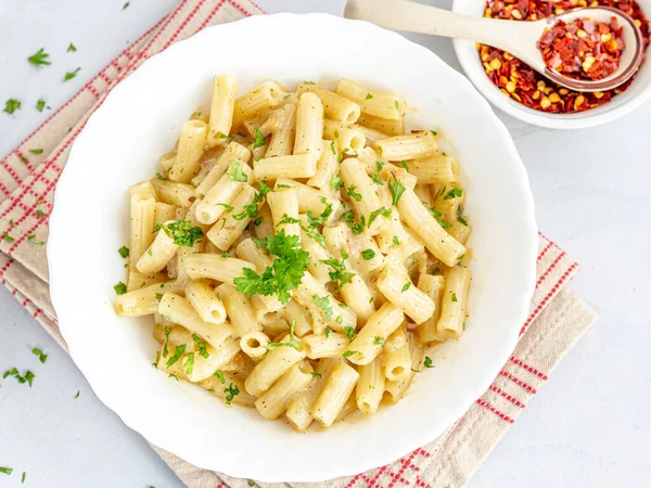 Cremosa Pasta Macarrones Tazón Adornado Con Perejil Copos Chile Foto — Foto de Stock