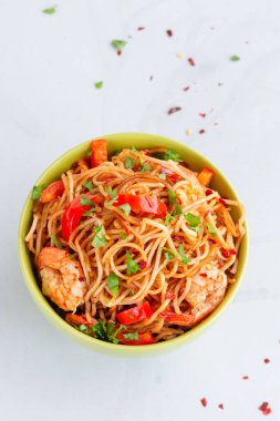 Chopsticks ile Basit Karides Chow Mein Beyaz Arkaplanda Yukarı Aşağı Dikey Fotoğraf