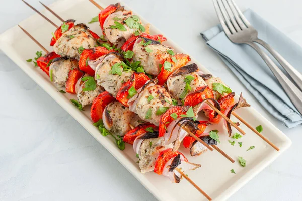 Şişler üzerinde Hint Tavuğu Kebabı Yakından Fotoğraf