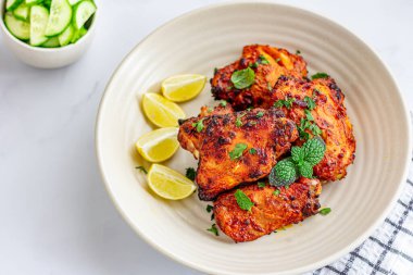 Fırınlanmış tavuk butları, düz konserve yiyecekler, restoran tabakları, kızarmış tavuk, gurme yemeği, güzel yemekler, yemek tasarımı, üst manzara.