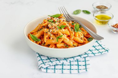 Basil ve Parmesan peynirli domates soslu Garnishe makarna.