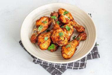 Çıtır sebze kızartılmış tavuk budu, yakın plan.