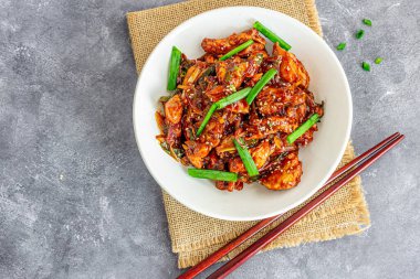 Hafif ve sağlıklı kızarmış tavuk, soğanlı, dolmalık biberli, havuçlu, az yağlı ve bol aromalı. Sağlıklı yaşam tarzı markalaşma, beslenme blogları, kilo kaybı yemek planları, yemek hazırlama kapları ve diyet dostu tarifler için mükemmel..