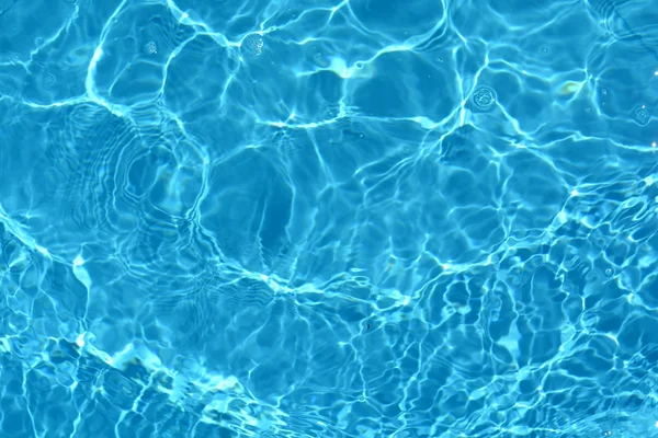 Superfície de água com ondulações azuis — Fotografia de Stock