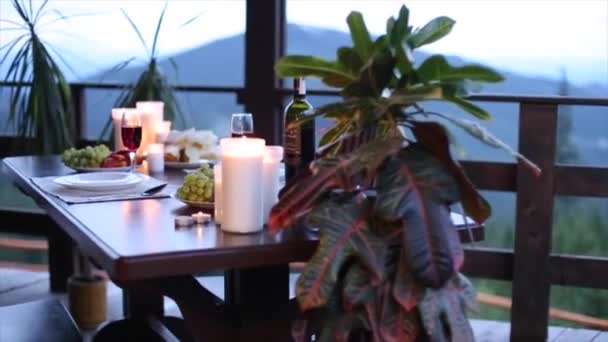 Diner bij kaarslicht in de bergen — Stockvideo