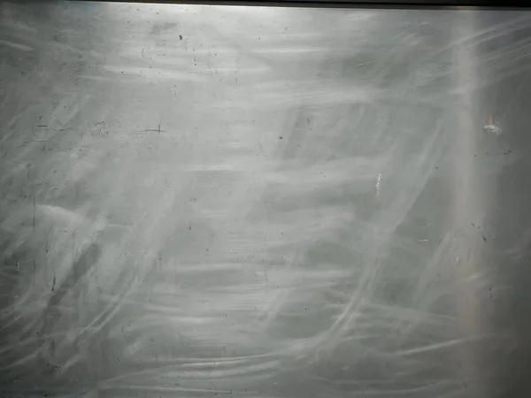 Soyut ışık yansımalarıyla lekelenmemiş çelik yüzeyin yakın çekimi. Endüstriyel, metalik doku, arkaplan veya tasarım temaları için ideal.