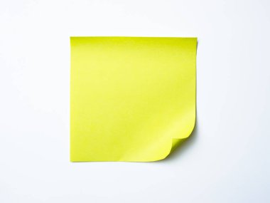 Tek sarı yapışkan nota, kıvrımlı köşesi temiz beyaz arka plana yerleştirilmiş. Ofis, hatırlatma, kırtasiye veya minimalist tasarım temaları için ideal.